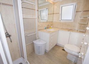 mała łazienka z toaletą i umywalką w obiekcie EDIFICIO IFACH III w mieście Calpe +37 zdjęć