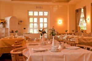 Restoran või mõni muu söögikoht majutusasutuses Hotel Cles