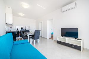TV a/nebo společenská místnost v ubytování Deluxe Apartments Tina with Pool