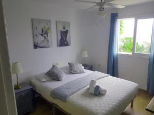 a bedroom with a bed with towels on it at Casa Altos 76 in La Herradura +27 photos