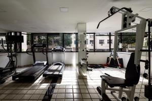 un gimnasio con varias máquinas de correr en una habitación en Sossego em Copacabana - 200m da praia - RPP103 Z2, en Río de Janeiro