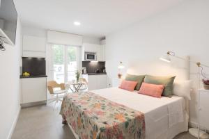 Posteľ alebo postele v izbe v ubytovaní Apartments-OILAN11 - Estudios en primera línea de playa PEDREGALEJO
