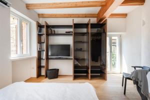 Televízia a/alebo spoločenská miestnosť v ubytovaní Maison Du Lac