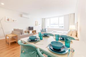 een woonkamer met een tafel met blauwe gerechten erop bij Oporto Palace Apartments in Porto