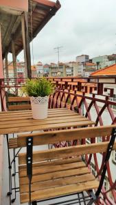 einem Holztisch mit Topfpflanze auf dem Balkon in der Unterkunft D&S - Crocodile House S. Bento Apartments in Porto