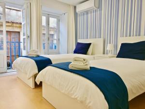 2 camas en un dormitorio con azul y blanco en Porto Villa, en Oporto