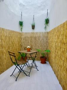 una mesa y sillas en una habitación con plantas en Porto Villa, en Oporto