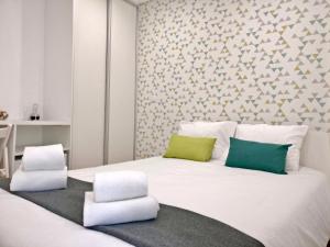 - une chambre avec un grand lit blanc et 2 chaises dans l'établissement Porto Villa, à Porto
