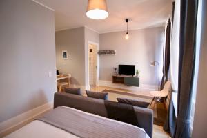 een woonkamer met een bank en een tv bij D&S - Lapa 32 in Porto