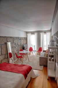 Schlafzimmer mit einem Bett, einem Tisch und Stühlen in der Unterkunft Try Oporto - Ribeira in Porto