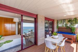 - une chambre avec un lit, une table et des chaises dans l'établissement PARADISE SUITES Buenavista Beach, à Fuengirola