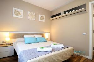 a bedroom with a bed with two towels on it at Sun Beach Mediterrani, en frente del Mar in Cambrils