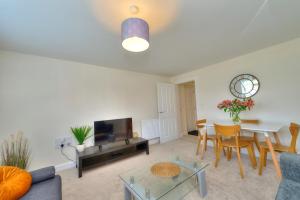 A television and/or entertainment centre at Executive Fairfields Apartment by PAY AS U STAY