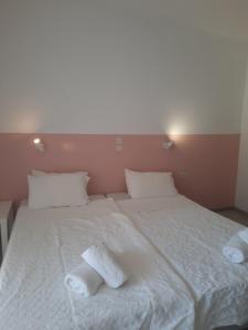 Ένα ή περισσότερα κρεβάτια σε δωμάτιο στο Tsamadanis Hotel & Bungalows Friends Family