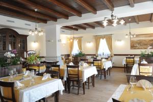 Majoituspaikan Hotel & Restaurant Pahor ravintola tai vastaava paikka