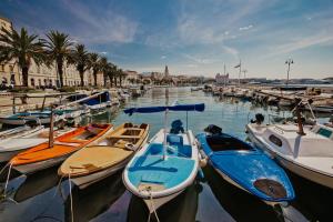 un grupo de barcos atracados en un puerto en Porto Nativo Split en Split