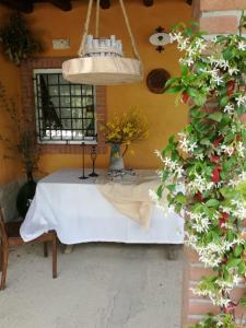 un tavolo in una stanza con una tovaglia bianca di Casa Vacanze "I Casali" a San Giovanni in Galdo