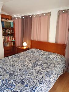 una camera con un letto con una coperta blu e bianca di Studio with enclosed garden and wifi at Sagres a Sagres