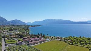 una vista aerea di una città vicino a un corpo idrico di Onda Blu Resort a Manerba del Garda