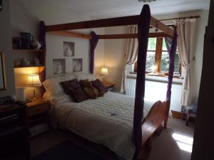 Un dormitorio con una cama con dos ositos de peluche. en Woodpeckers, en North Hill