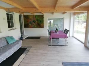 ein Wohnzimmer mit einem lila Tisch und einem Sofa in der Unterkunft Urbach 19 in Bad Waldsee