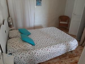 PouillonにあるGîte Izabeauのベッドルーム1室(青い枕のベッド1台付)