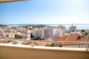 uma vista para a cidade a partir de uma varanda em Steko Accomodations em Makarska