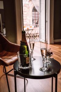 una bottiglia di champagne e due bicchieri su un tavolo di Nova Relais a Napoli