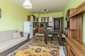 een woonkamer met een bank en een tafel bij Apartment Sanik in Varna