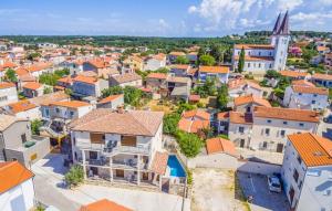 een luchtzicht op een stad met oranje daken bij Medulinka apartments in Medulin
