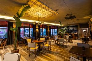 a restaurant with tables and chairs and a bar at Levor Hotel in Bursa