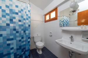 łazienka z toaletą i umywalką w obiekcie Europe Hotel w mieście Argostoli