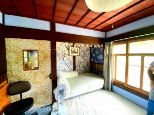 a small room with a bed and a window at Guesthouse Tao in Tanabe