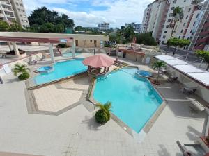 Bazén v ubytování Departamento 4 habitaciones 12 personas vista al mar 8vo piso Playa Almendro nebo v jeho okolí