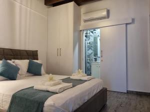 เตียงในห้องที่ Kamaroporta Luxury Apartments +28 ภาพ