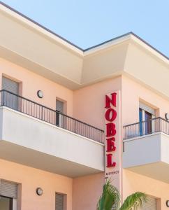 un cartello hotel sul lato di un edificio di Residence Nobel a Rimini