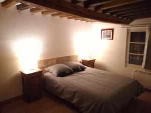 ein Schlafzimmer mit einem Bett mit zwei Lampen in der Unterkunft Duplex avec terrasse lumineux proche vieux bassin in Honfleur