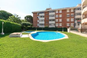 basen w podwórzu budynku w obiekcie UHC STELLA MARIS APARTMENTS w mieście Cambrils
