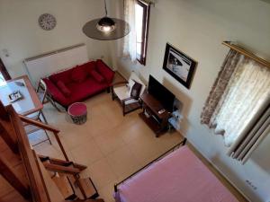 een woonkamer met een rode bank bij Deili Studio Loft in Kalamata