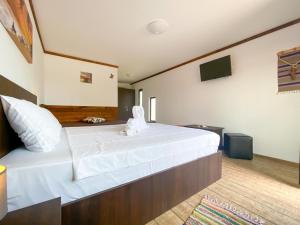 a bedroom with a large white bed in a room at Casa Mura in 2 Mai