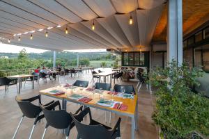 A restaurant or other place to eat at Bungalows - Càmping El Solsonès