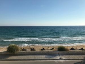 widok na ocean z plaży w obiekcie Cozy seafront loft - Kat's rentals w mieście Loutsa