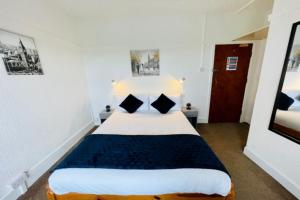 um quarto com uma cama grande num quarto em OYO The Sun Hotel em Skegness