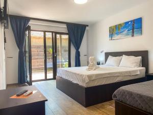 a bedroom with a large bed and a balcony at Casa Mura in 2 Mai