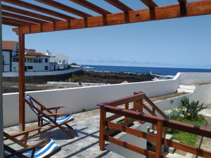 vistas al océano desde el balcón de una casa en Casa do Paúl, en Santa Cruz da Graciosa