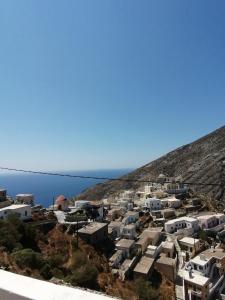 un villaggio sul fianco di una collina vicino all'oceano di KALLIOPIS STUDIO a Olympos