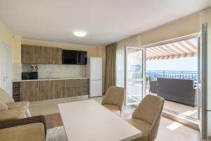 Una cocina y una sala de estar con mesa y sillas. en Vinnie View, en Varna