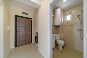 un baño con inodoro y lavabo en Vinnie View, en Varna 15 fotos más