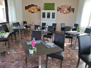 A seating area at Hotel Eden