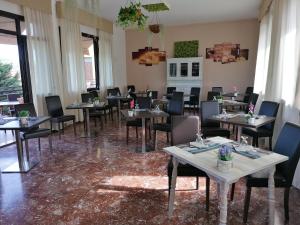A seating area at Hotel Eden